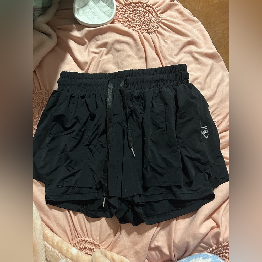 Flowy Black drawstring shorts! never worn! size medium
